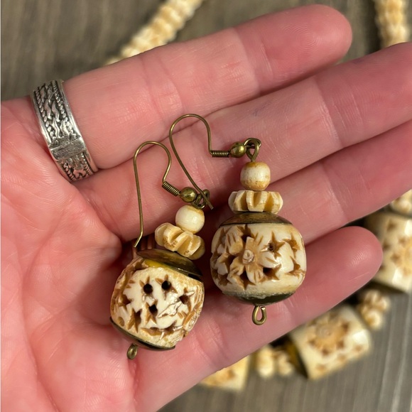 Vintage Bovine Bone Intricately Carved Chunky Beaded Necklace & Earrings - Picture 5 of 6